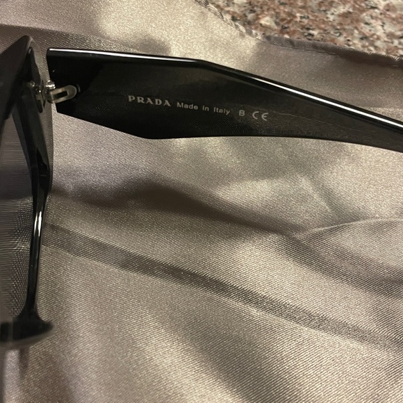 Prada sunglasses - Picture 8 of 11